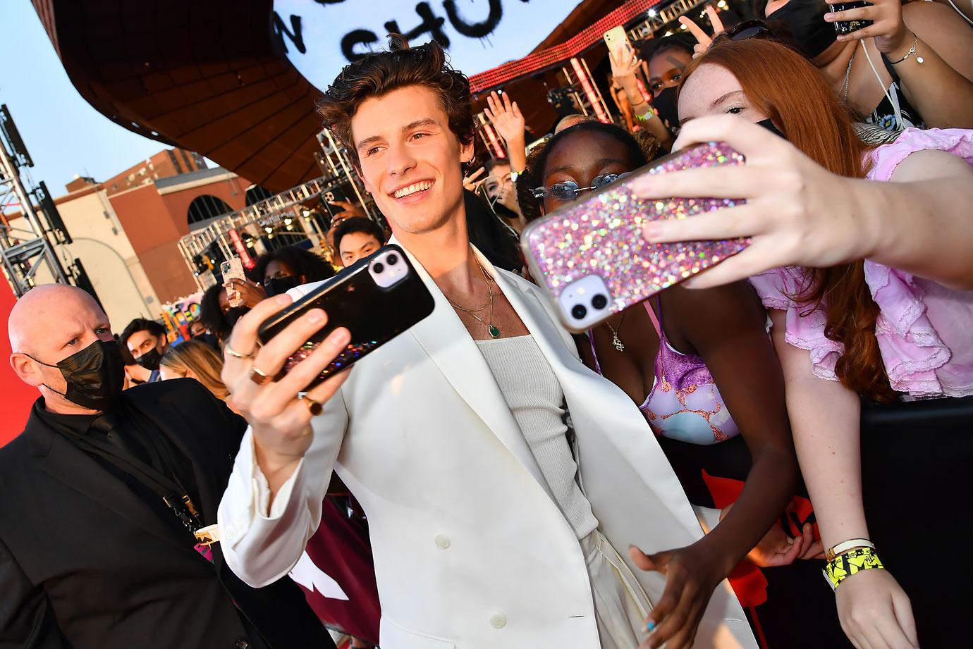 shawn mendes fan selfies mtv vmas  best moments you didnt see