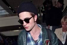 2009__10__full_robert_pattinson_lax_airport_06_wenn5377953 225×151.jpg