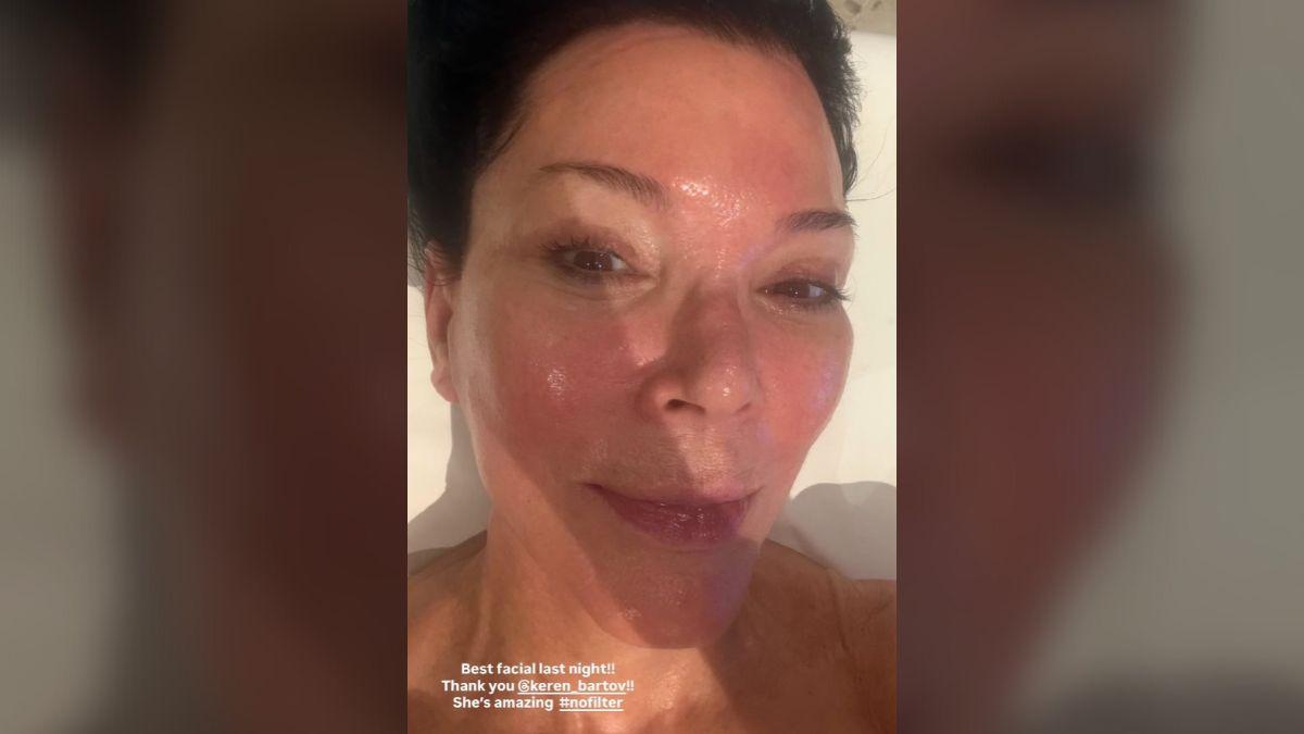 Photo of Kris Jenner showed off her real skin texture in a rare photo.
