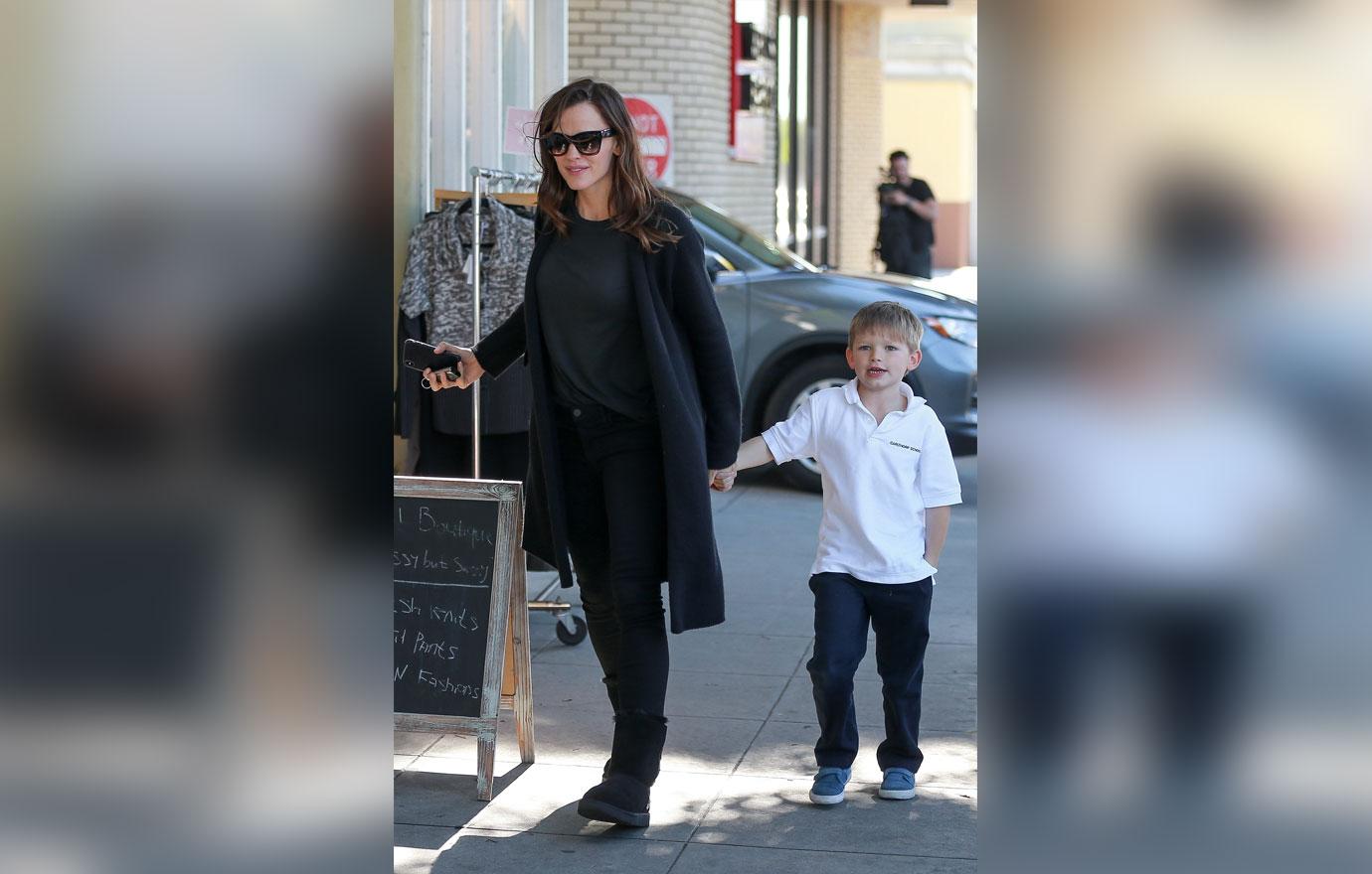 Jennifer Garner entertains her son Samuel with ice cream!