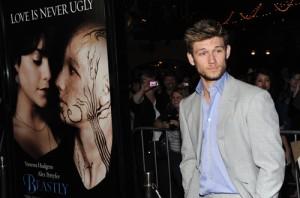 2011__02__Alex_Pettyfer_Feb25newsnea1 300×198.jpg