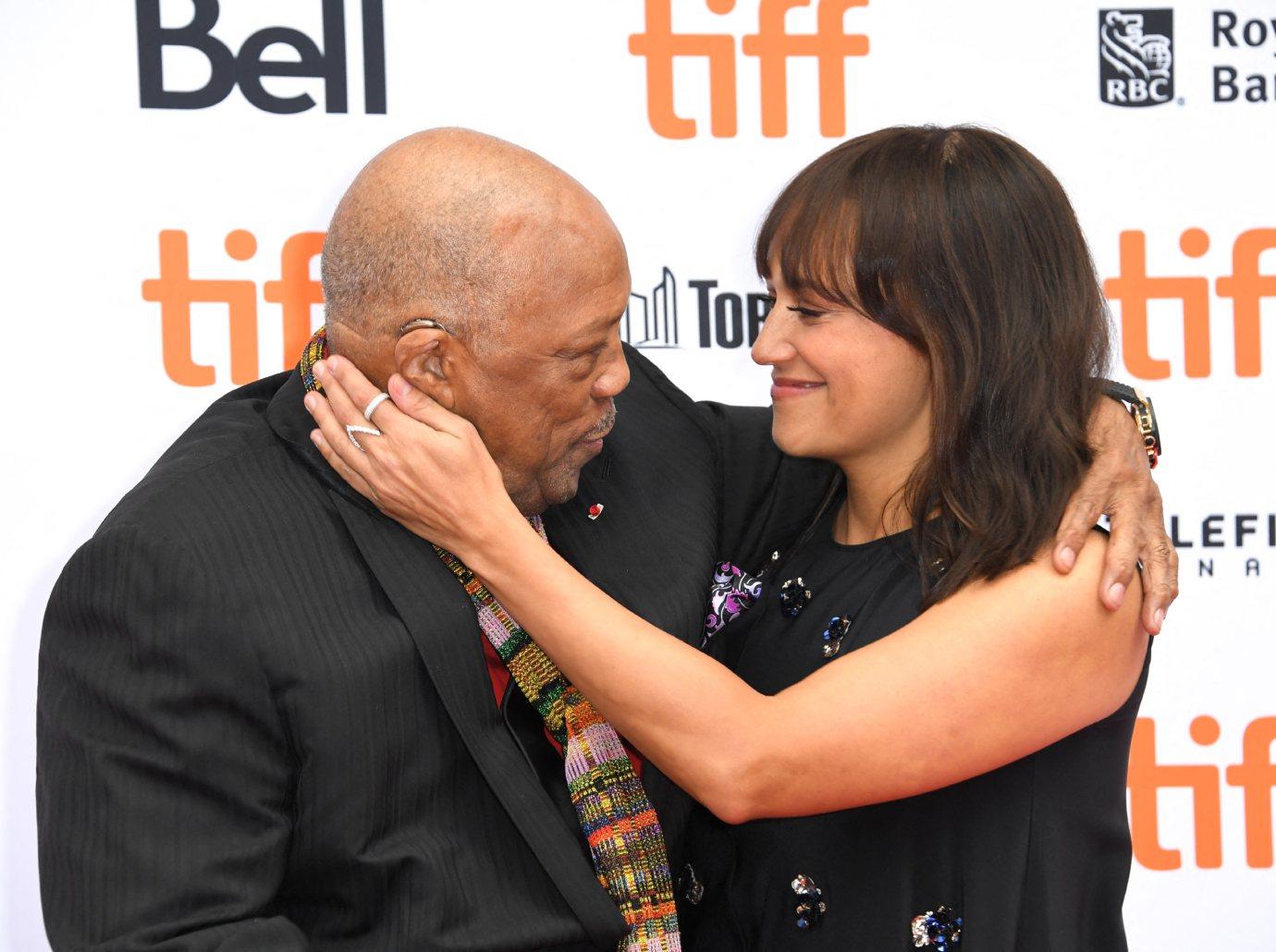 rashida jones gushes over dad quincy jones  days after death