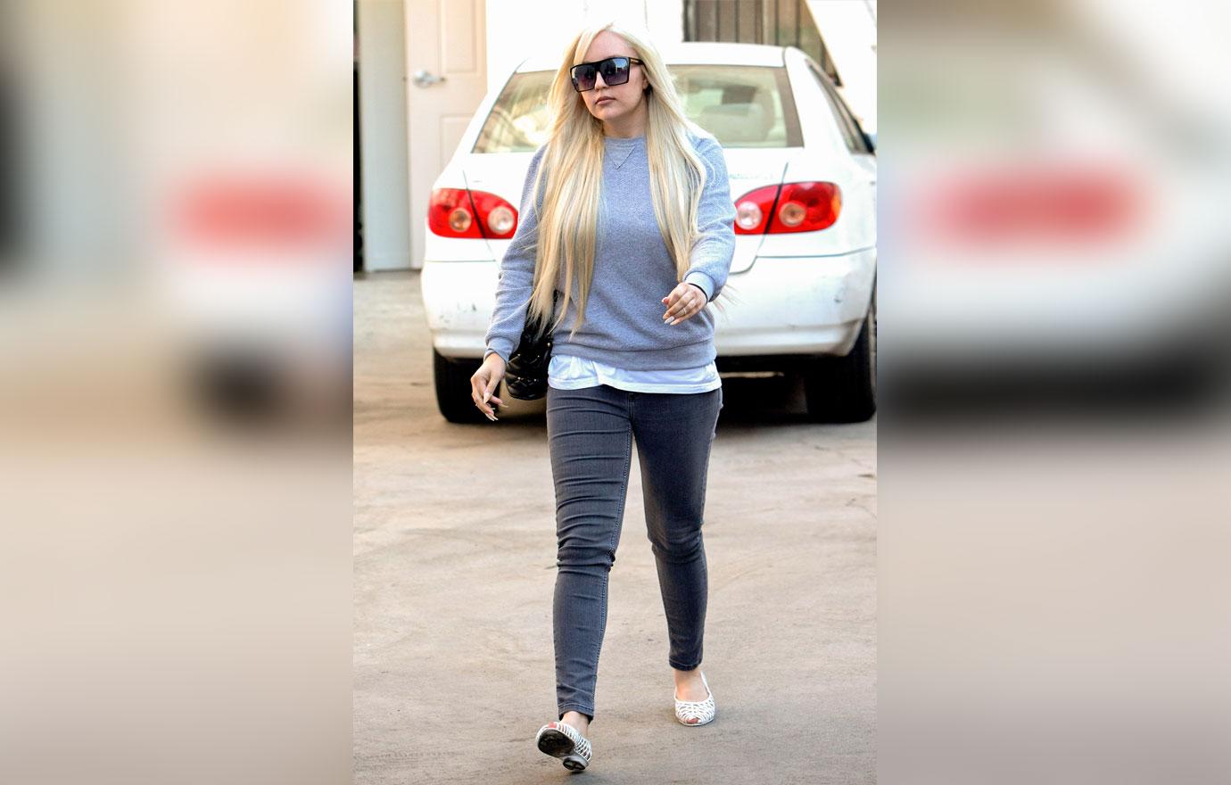 Amanda Bynes visits a West Hollywood salon