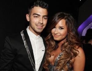 2011__09__Joe Jonas Demi Lovato Sept22newsbt 300×232.jpg