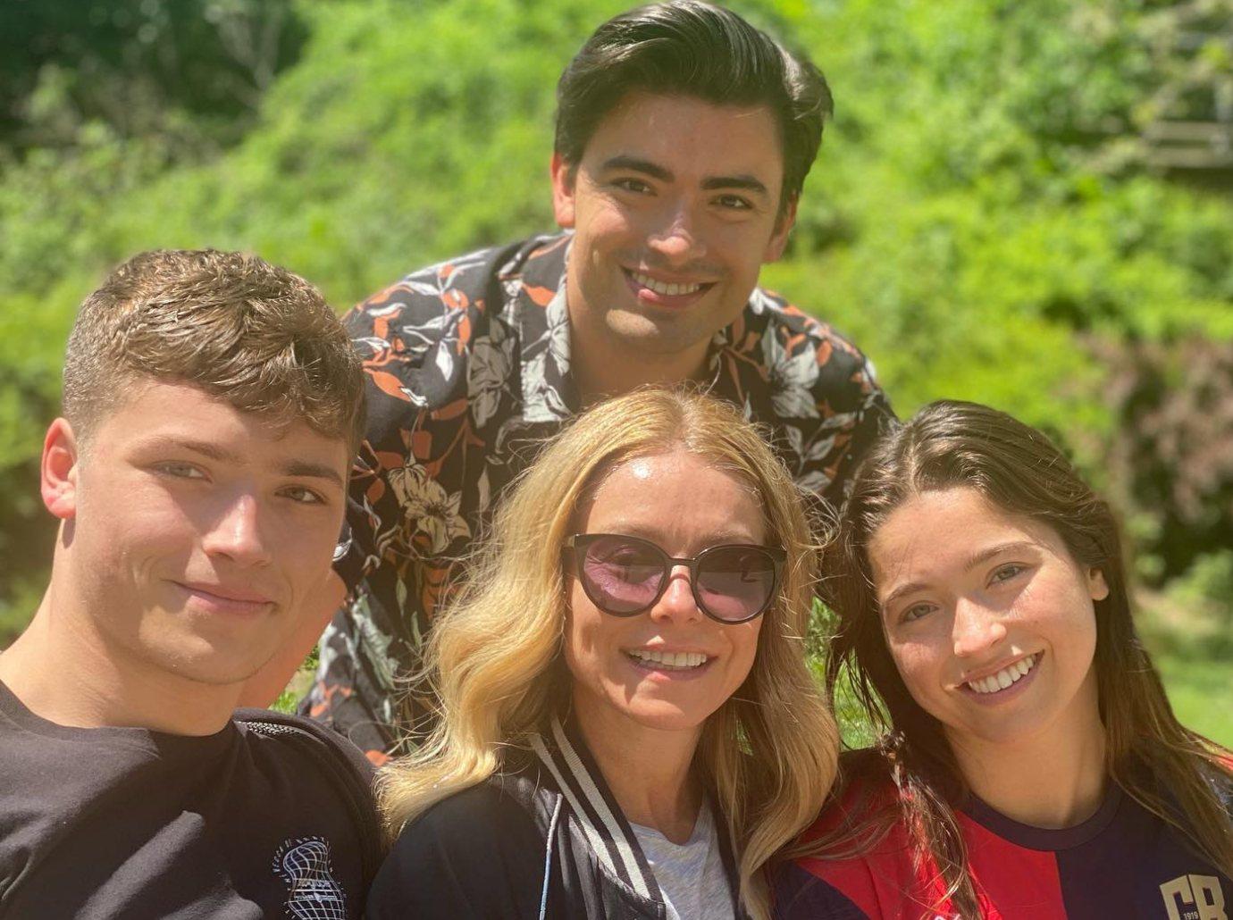 kelly ripa criticizes mark consuelos taking son hooters playdate