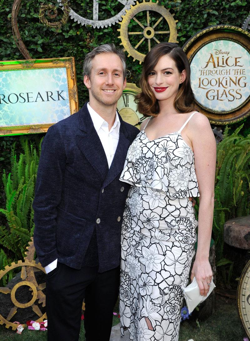 Anne hathaway post baby body red carpet 05