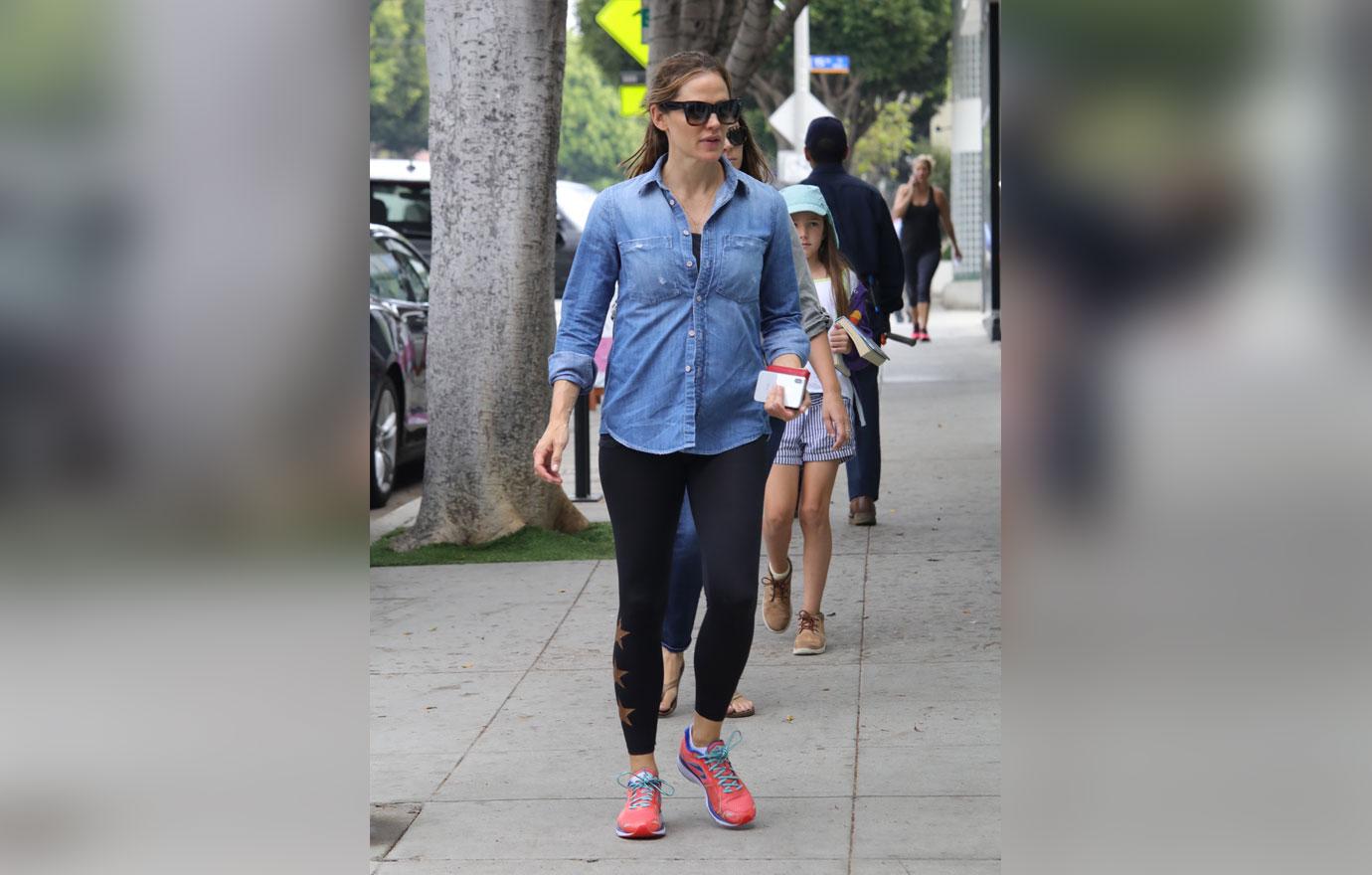 Jennifer Garner takes her kids for outing