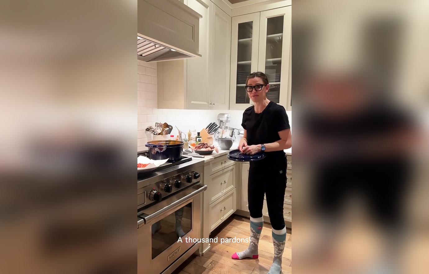 jennifer garner almost lights kitchen fire cooking mishap pics ok