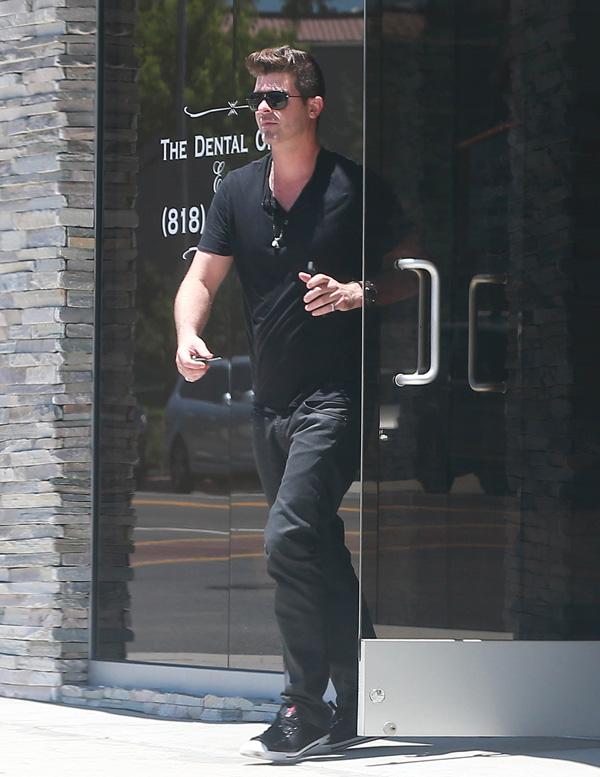 Exclusive&#8230; Robin Thicke Reveals Missing Teeth At The Dentist! NO INTERNET USE WITHOUT PRIOR AGREEMENT