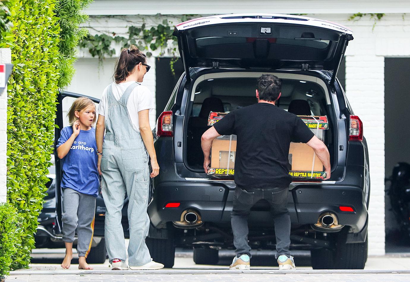 ben affleck jennifer garner samuel unpack car