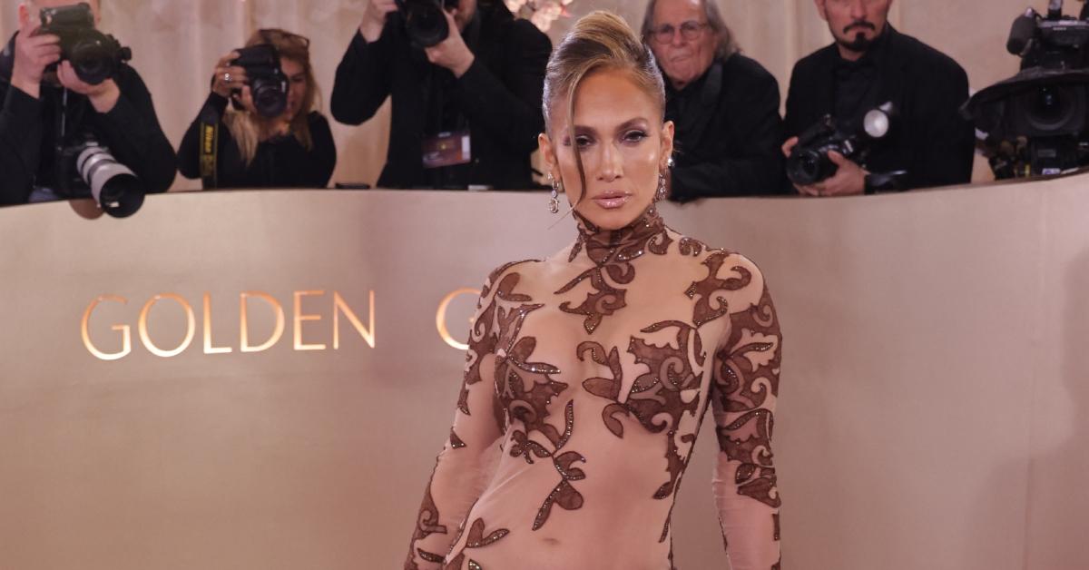 Photo of A source said Jennifer Lopez and Jennifer Garner didn't pose together because they didn't want 'to create a fuss.'