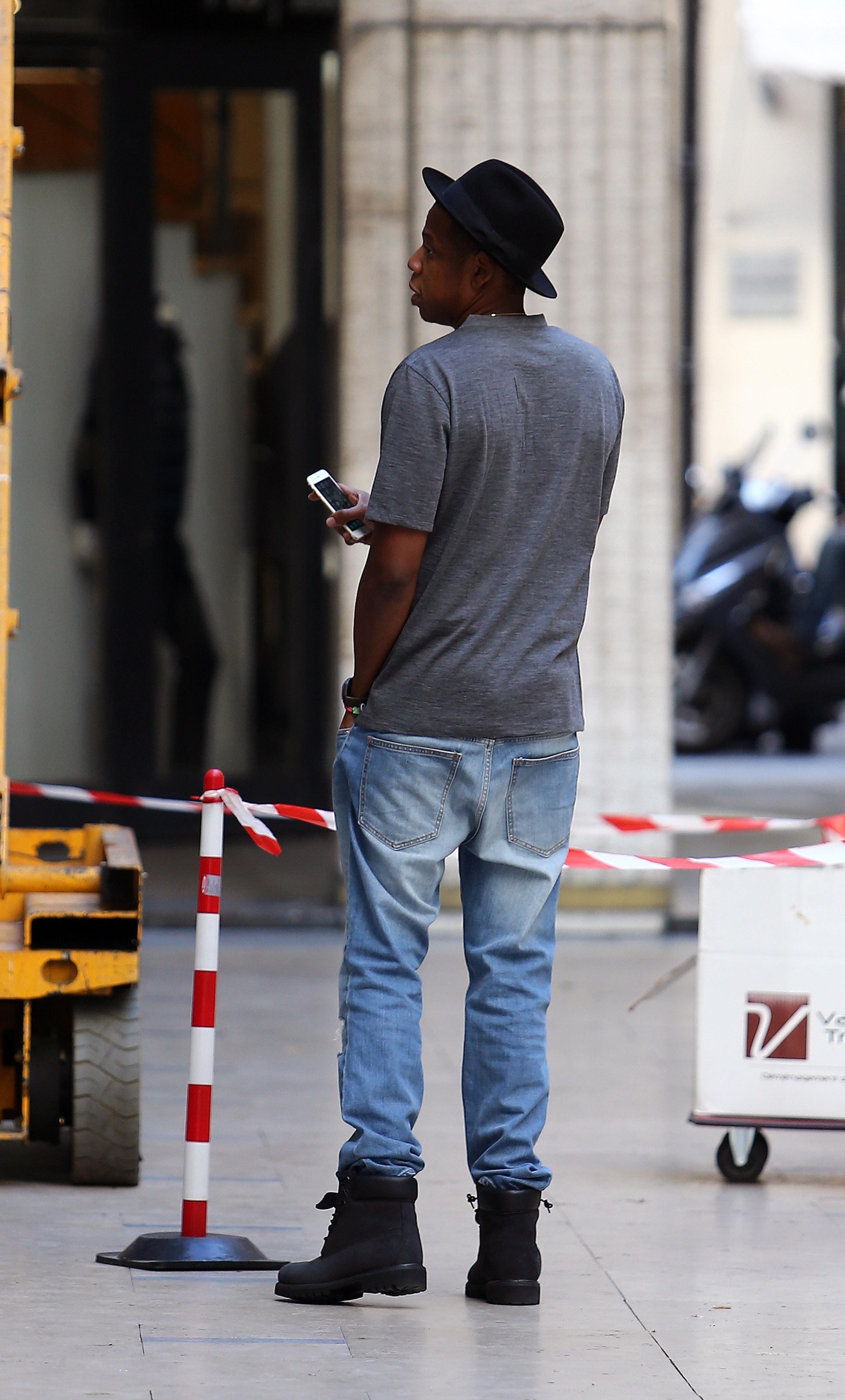 Jay Z shopping at Fred&#039;s jewelery in Paris