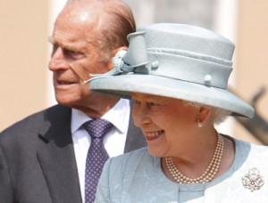2011__04__Kate_Middleton_In_Laws_Queen_Elizabeth_April26newsnea 300×228.jpg