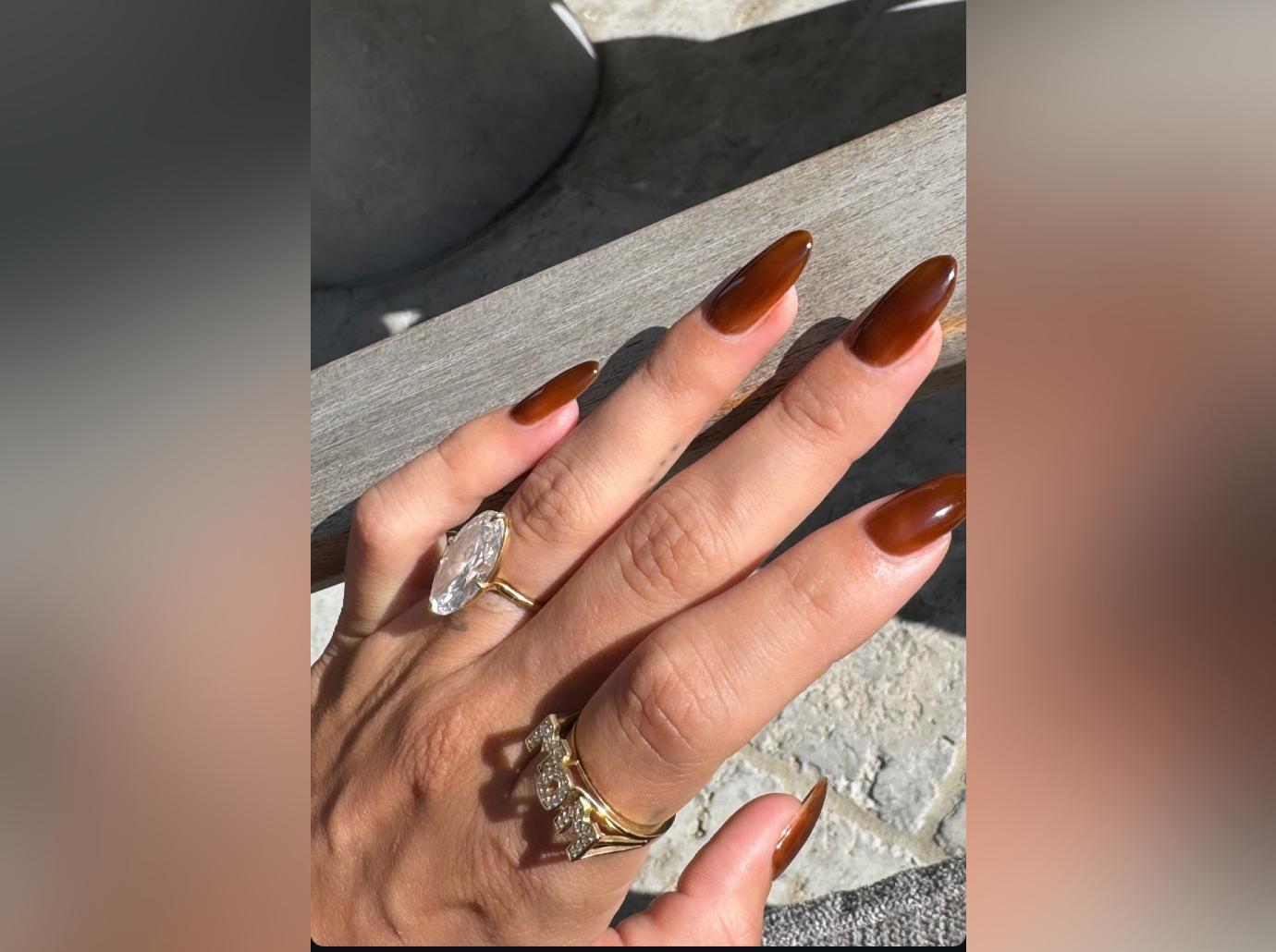 hailey bieber mom ring babyhailey bieber shows diamond mom ring