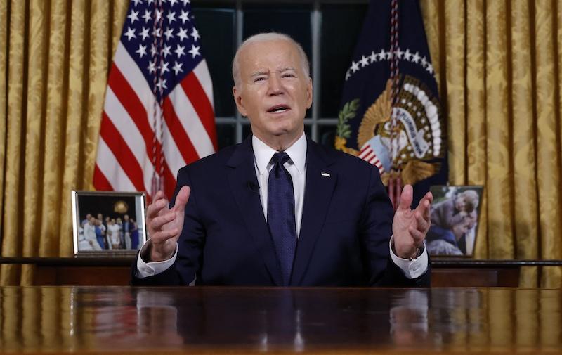 Joe Biden fails to read off giant teleprompter during keynote