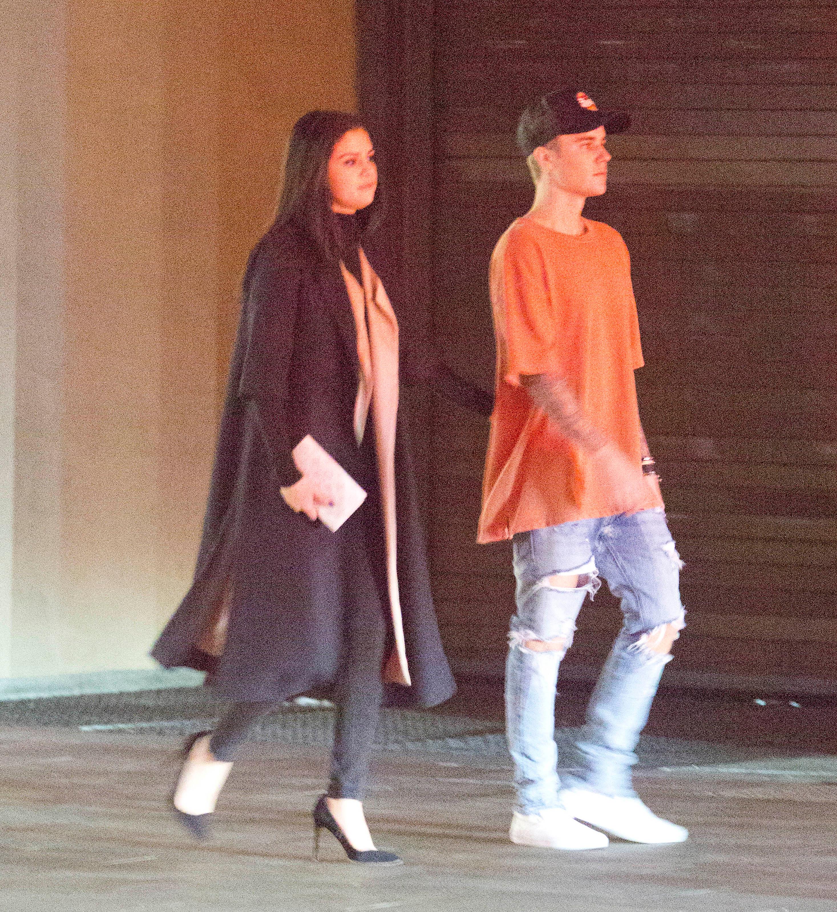 EXCLUSIVE: ***PREMIUM EXCLUSIVE RATES APPLY** WEB EMBARGO UNTIL 17.30 GMT SUNDAY NOVEMBER 22ND 2015*** Justin Bieber and Selena Gomez together again as they are seen taking a stroll in Beverly Hills, CA