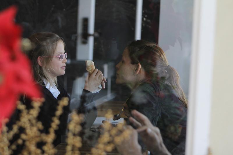 Jennifer Garner takes Violet for an after school treat