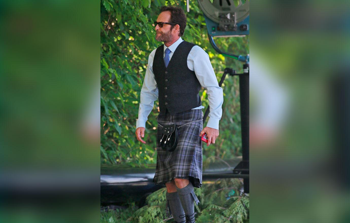 Riverdale Behind Scenes Luke Perry Molly Ringwalk Photos 02