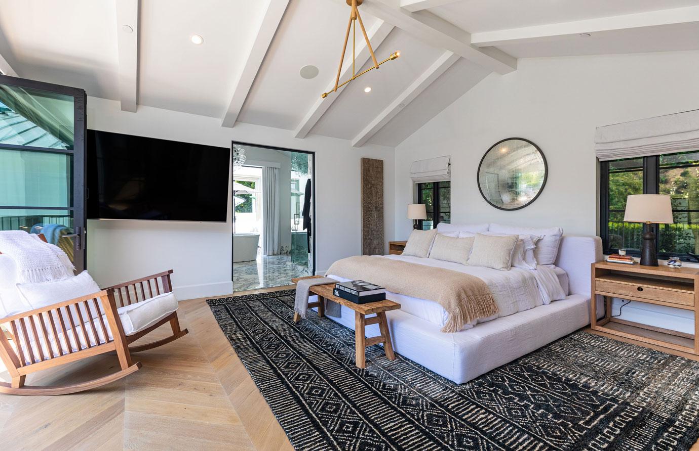 rihanna buys m seven bedroom beverly hills