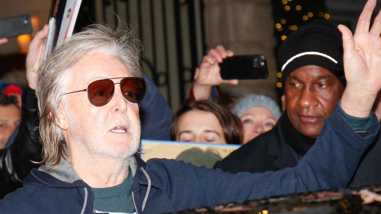 image of Paul McCartney clarified the real heights of band members.