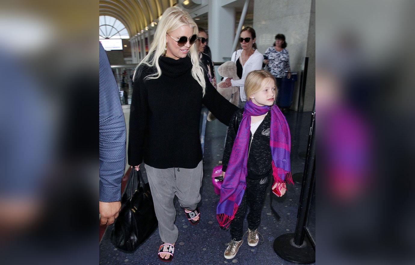 Jessica Simpson Hides Stomach In Oversized Clothing Amid Pregnancy Rumors