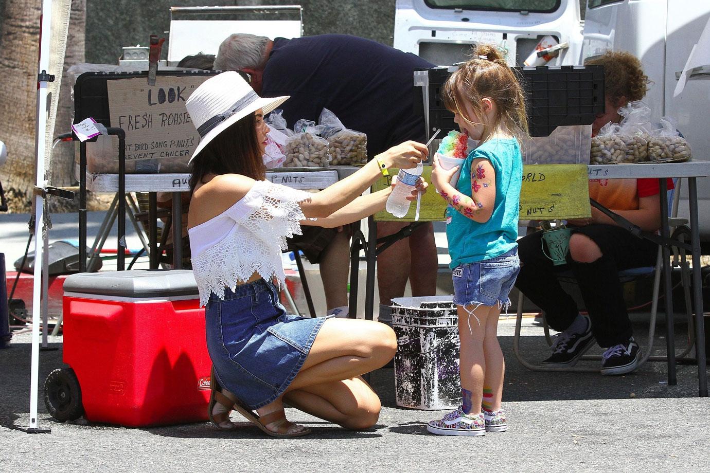 Jenna Dewan Tatum Daughter Everly Farmers Market Photos 03