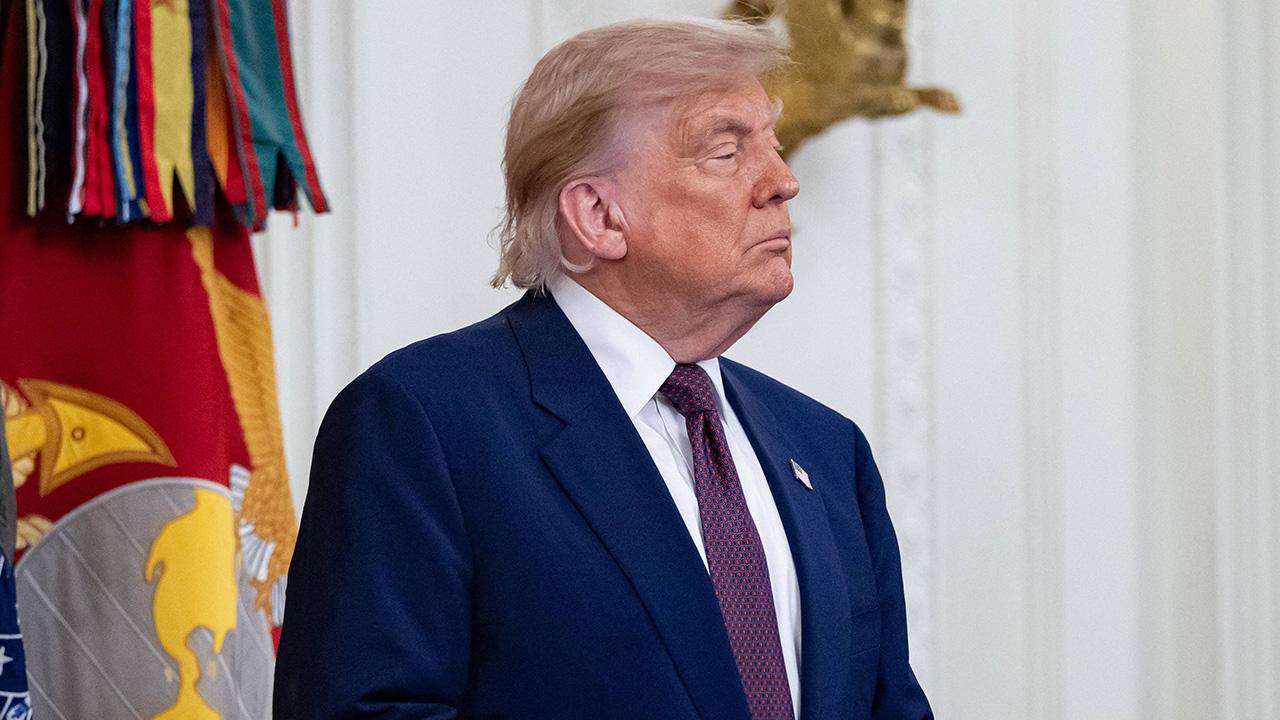 Trump Box On Rear End Donald Trump Appears To Have A Box-Like Bulge Protrude From His Jacket