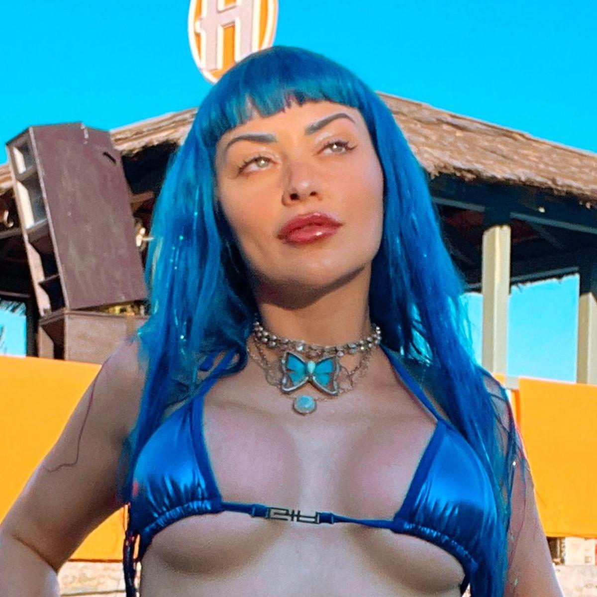 jewelz blu beats the summer heat poolside