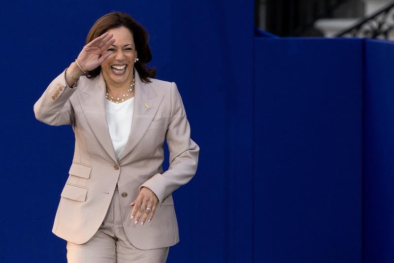 kamala harris defends joe biden age