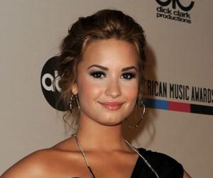 2010__11__Demi_Lovato_main_Nov2 300×298.jpg