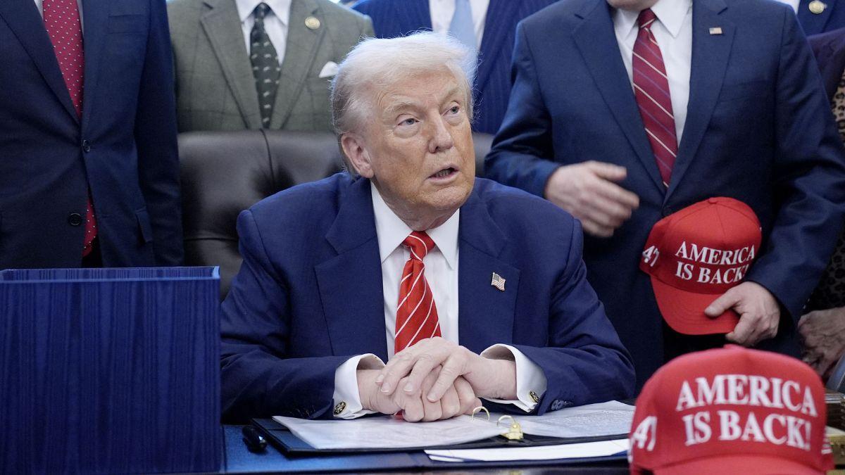 image of Eric Swalwell claims 'fear' keeps GOP members from speaking out against Donald Trump.