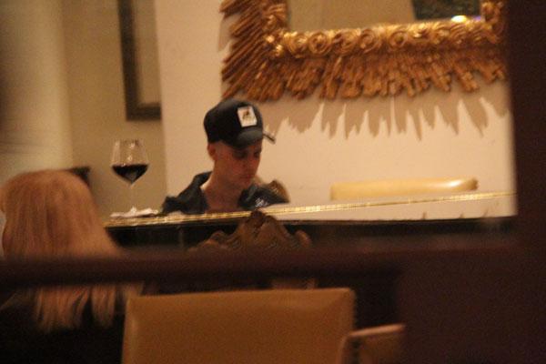 Justin Bieber plays piano