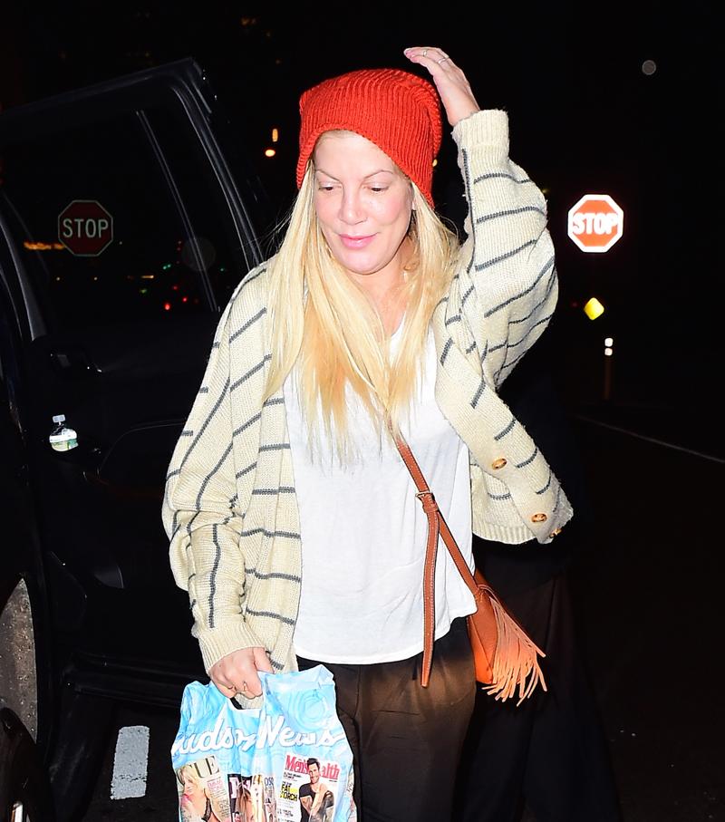 Tori Spelling Buys Tabloid Magazines as she Lands in NYC