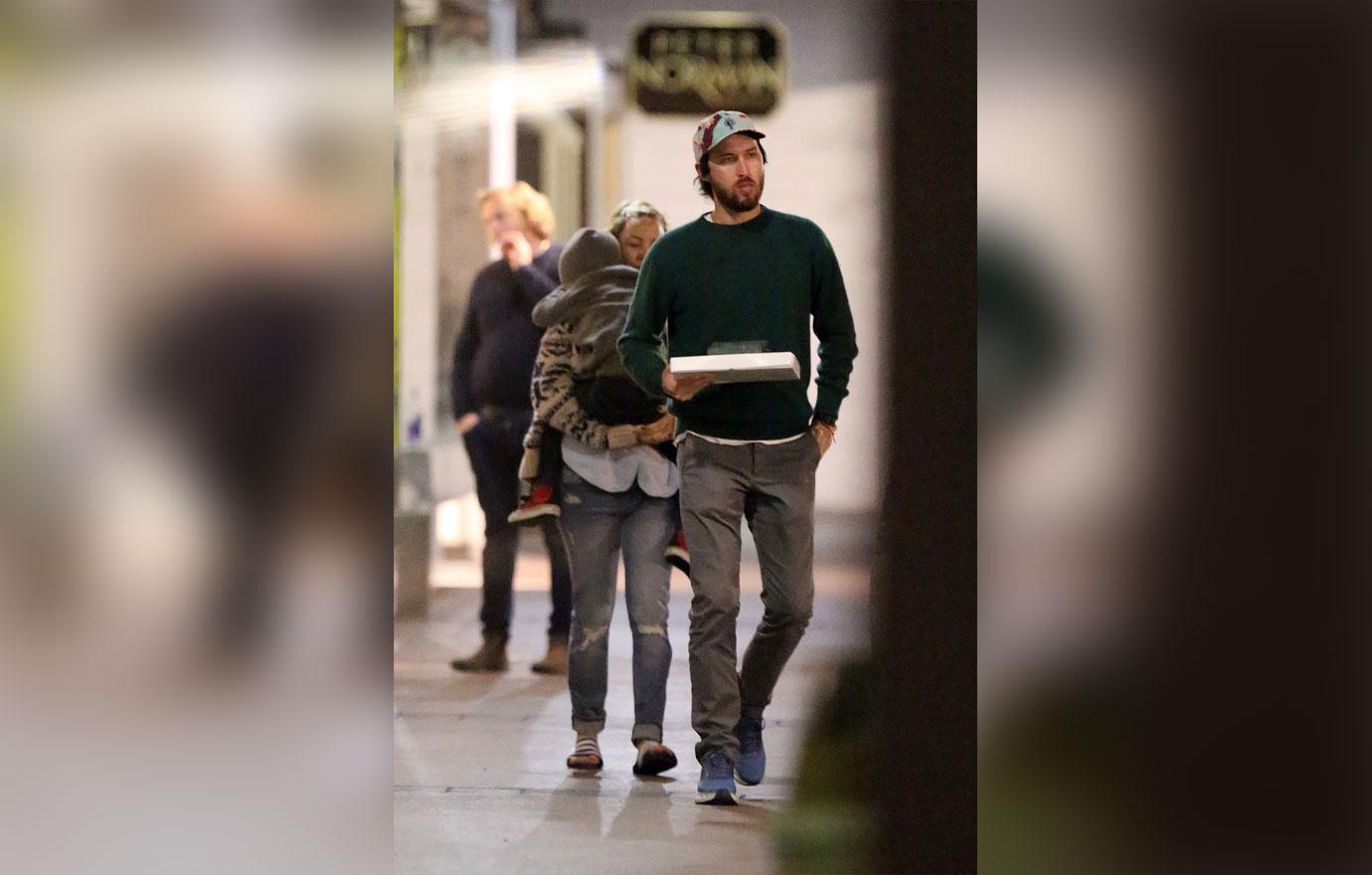 Kate hudson boyfriend danny fujikawa faux baby bump 3