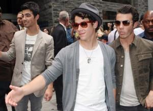 2010__08__Jonas_Brothers_Aug18_72 300&#215;218.jpg