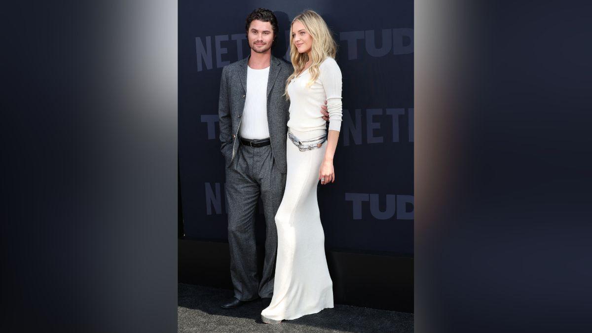 Image of Kelsea Ballerini enjoys 'girls' nights' with Leslie Bibb.