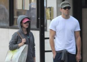 2010__12__Scarlett_Johansson_Ryan_Reynolds_Dec15newsnea 300×2141.jpg