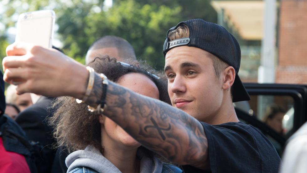 INF &#8211; Justin Bieber Greets Fans Outside Of His Hotel