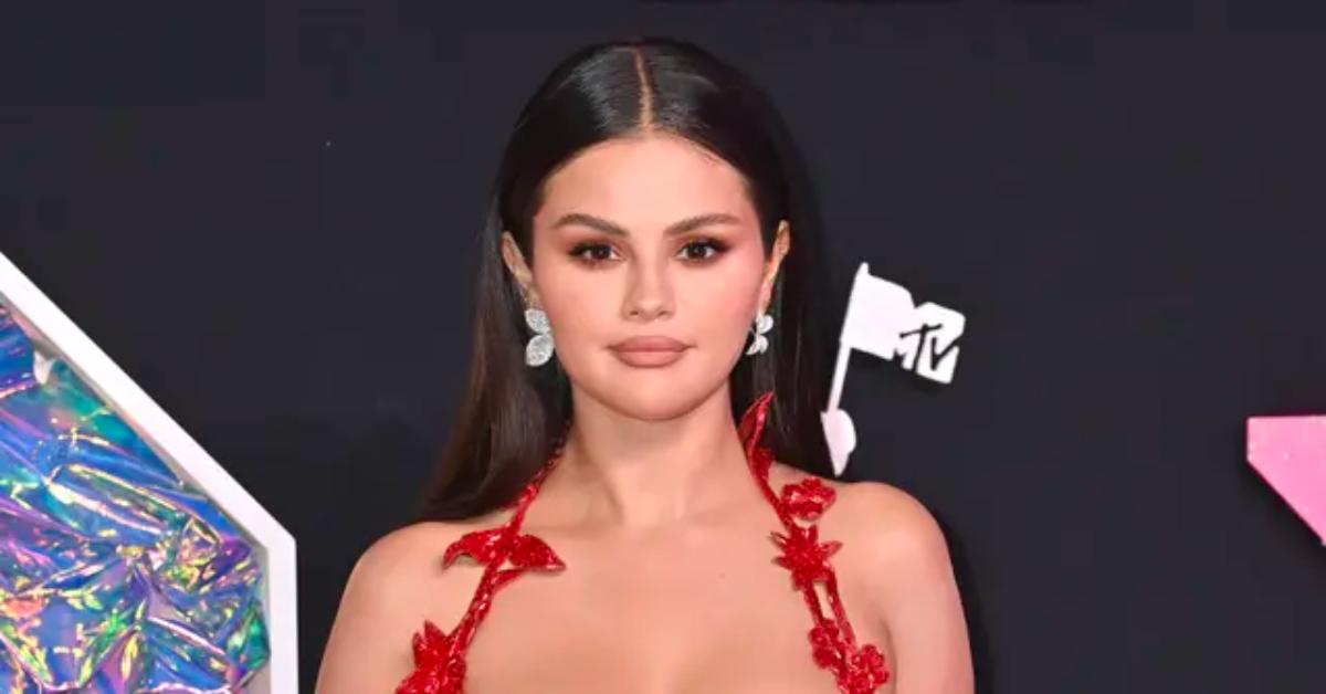 Selena Gomez White Dress Big Breasts Cleavage Sag Awards - Hot