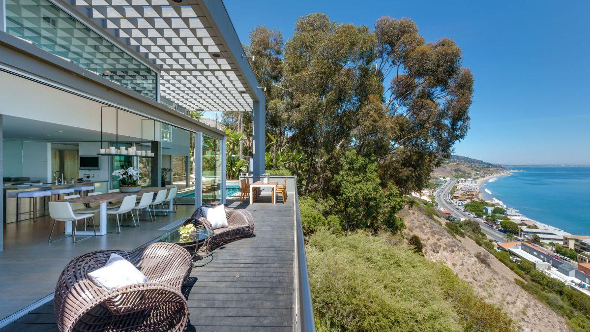 Image of Fans and colleagues mourned his lasting legacy.