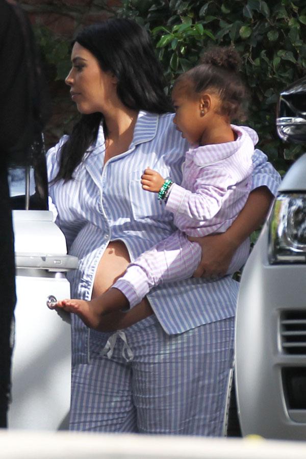 Kim kardashian baby bump3