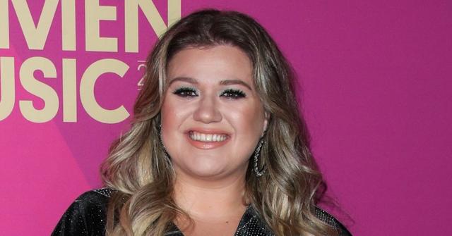 Kelly Clarkson Wearing All Black