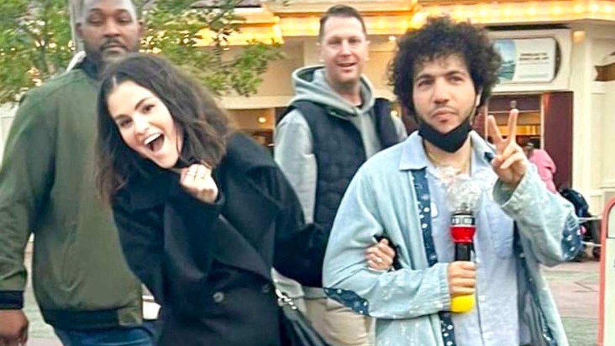 Image of Benny Blanco and Selena Gomez toasted with wine as they prepared a traditional Italian meal together.