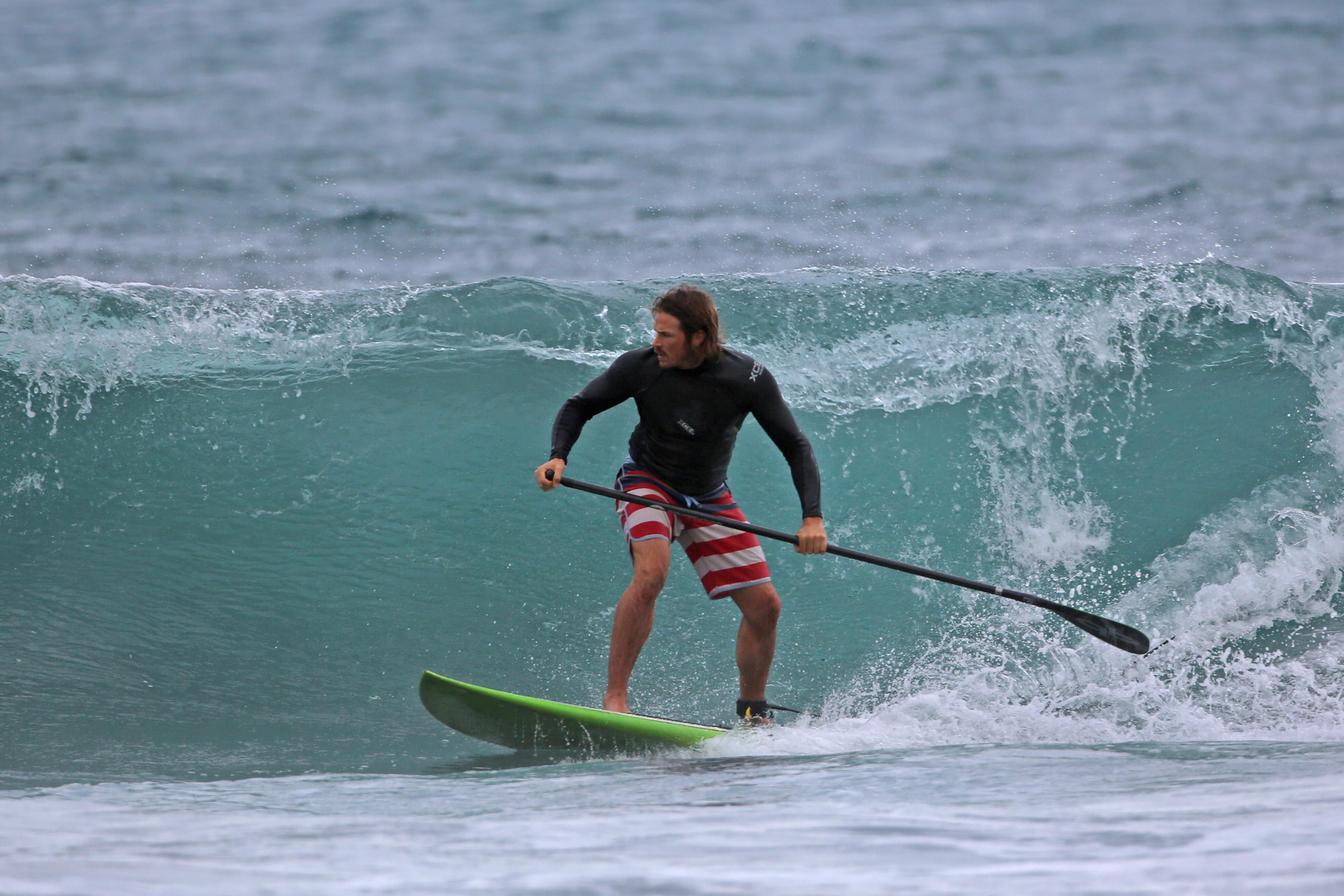 EXCLUSIVE: A shirtless Jason Lewis goes stand up paddle boarding while on vacation in Hawaii.