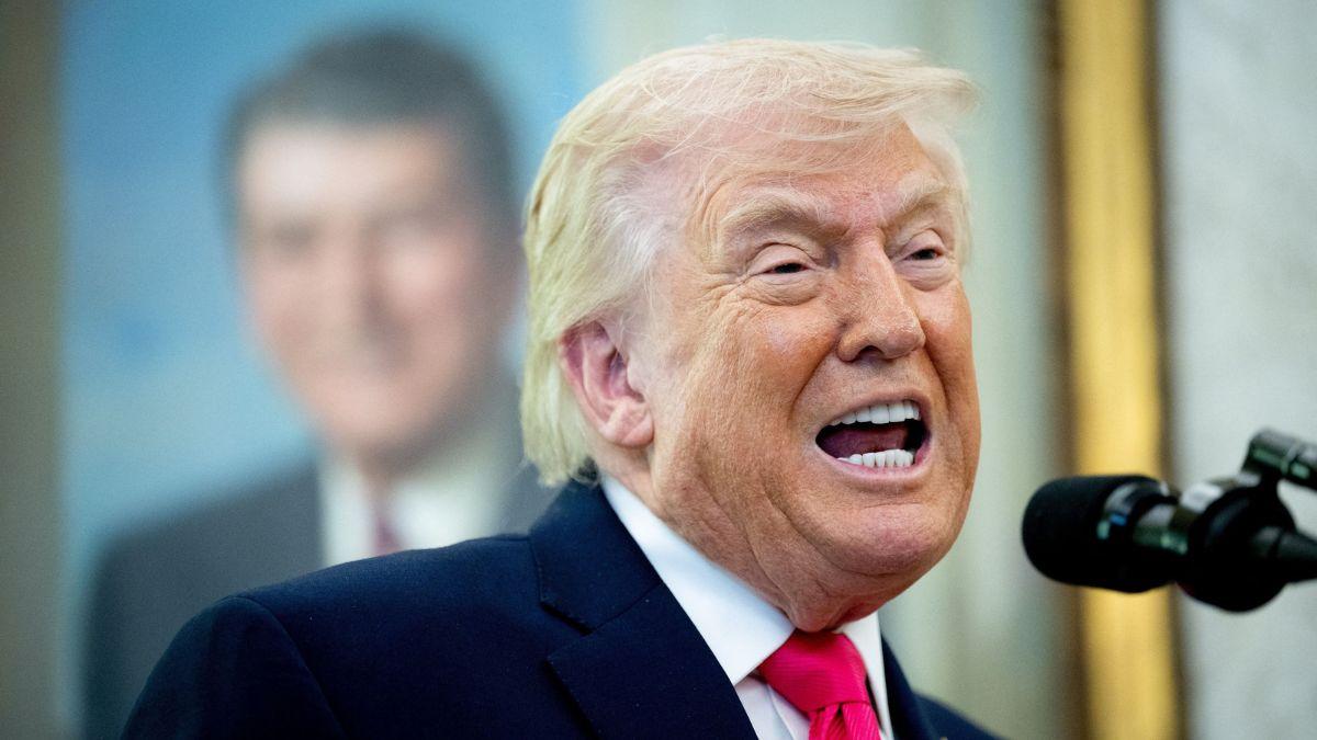 Image of He joked about Elvis Presley’s karate skills during the estate tour.