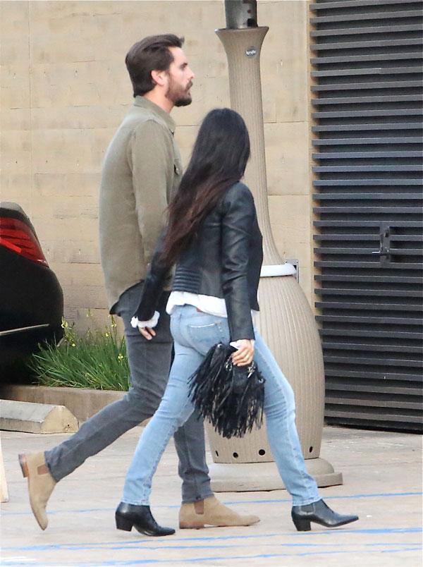 Kourtney kardashian scott disick hold hands 04