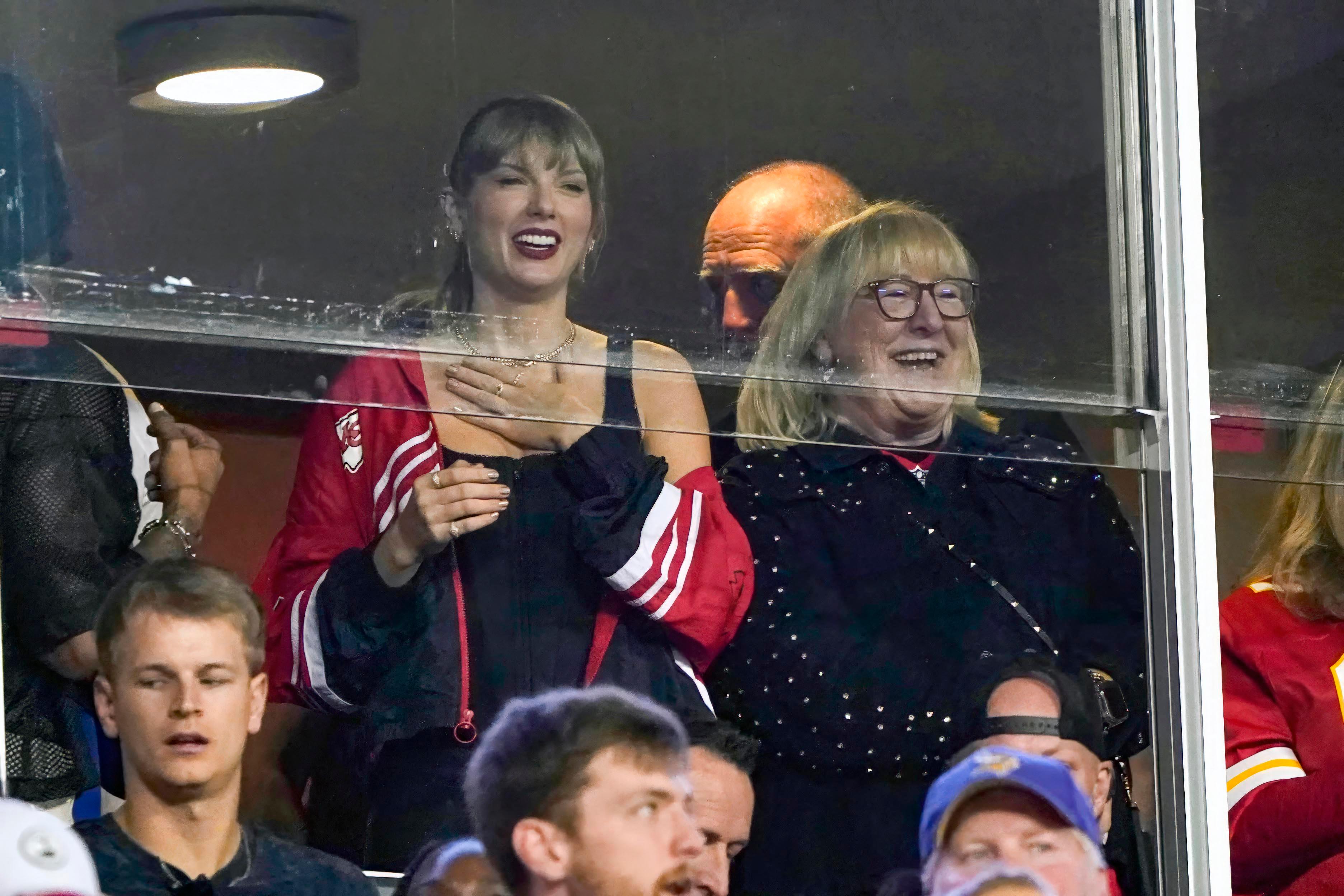 taylor swift booed massachusetts