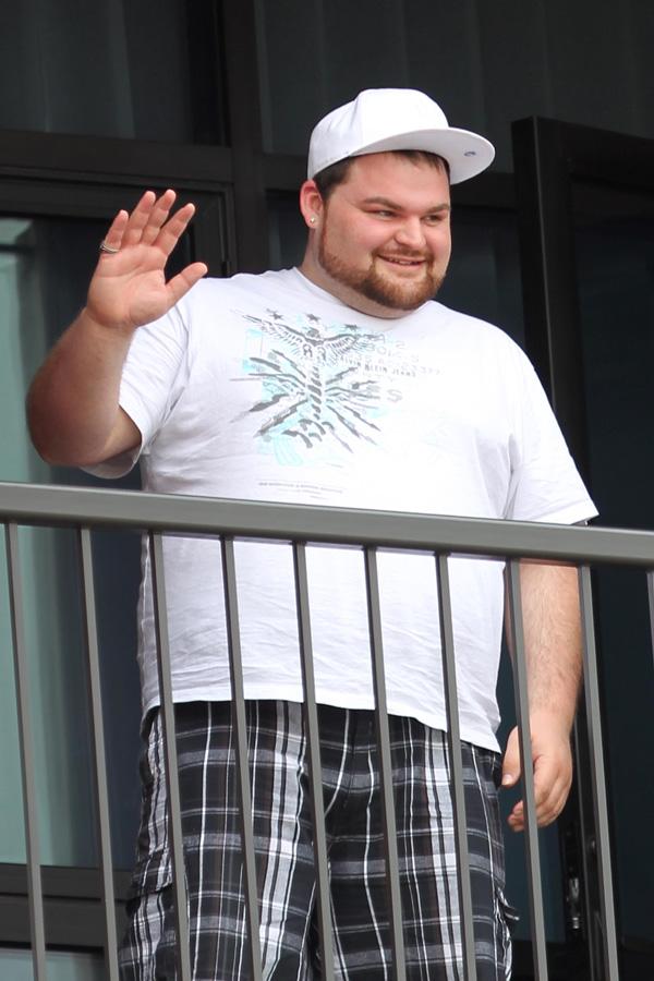 Gary Shirley arrives at Amber Portwood&#8217;s hotel in Los Angeles.