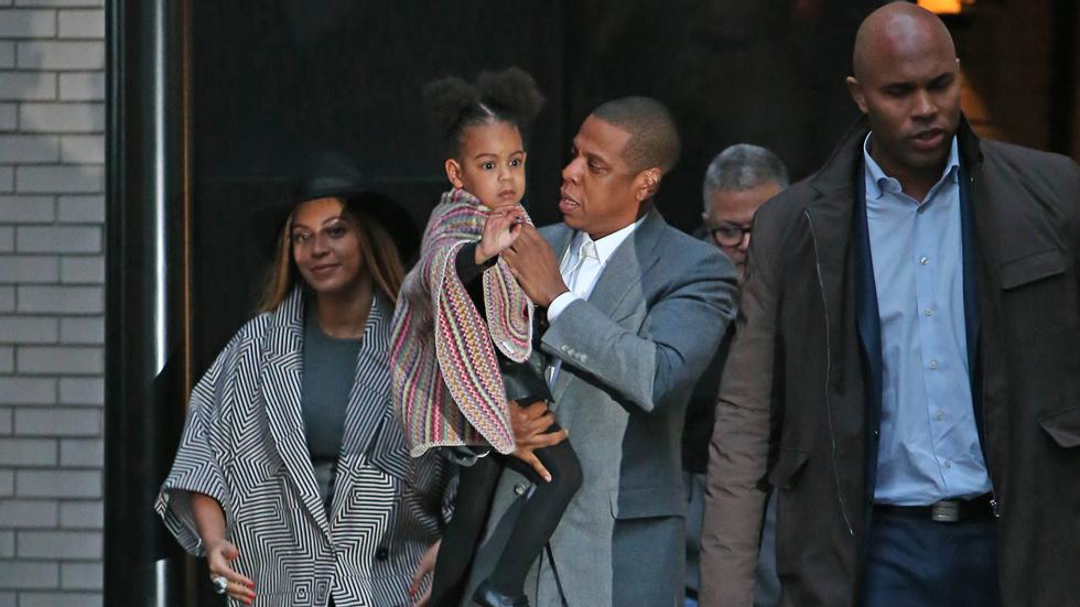 INF &#8211; Beyonce, Jay Z and Blue Ivy leaving the &#8216;Annie&#8217; premiere