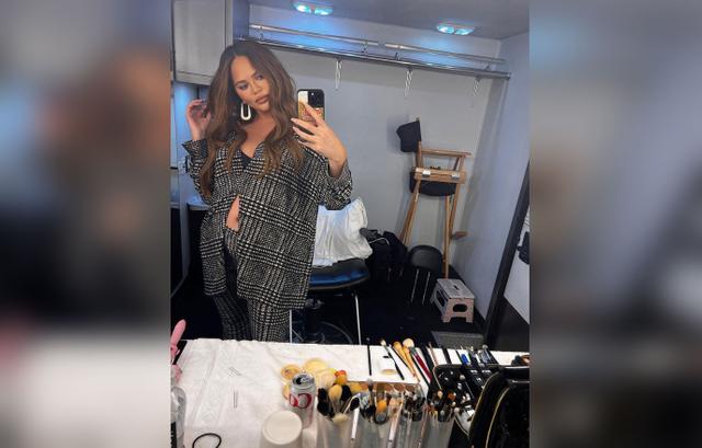 Chrissy Teigen Bares Her Growing Baby Bump In Sexy Nude Selfie